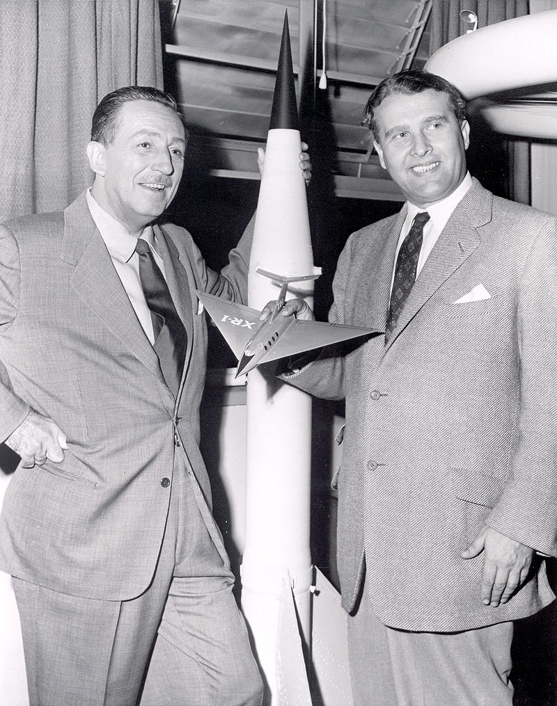 800px-Walt_Disney_and_Dr._Wernher_von_Braun_-_GPN-2000-000060
